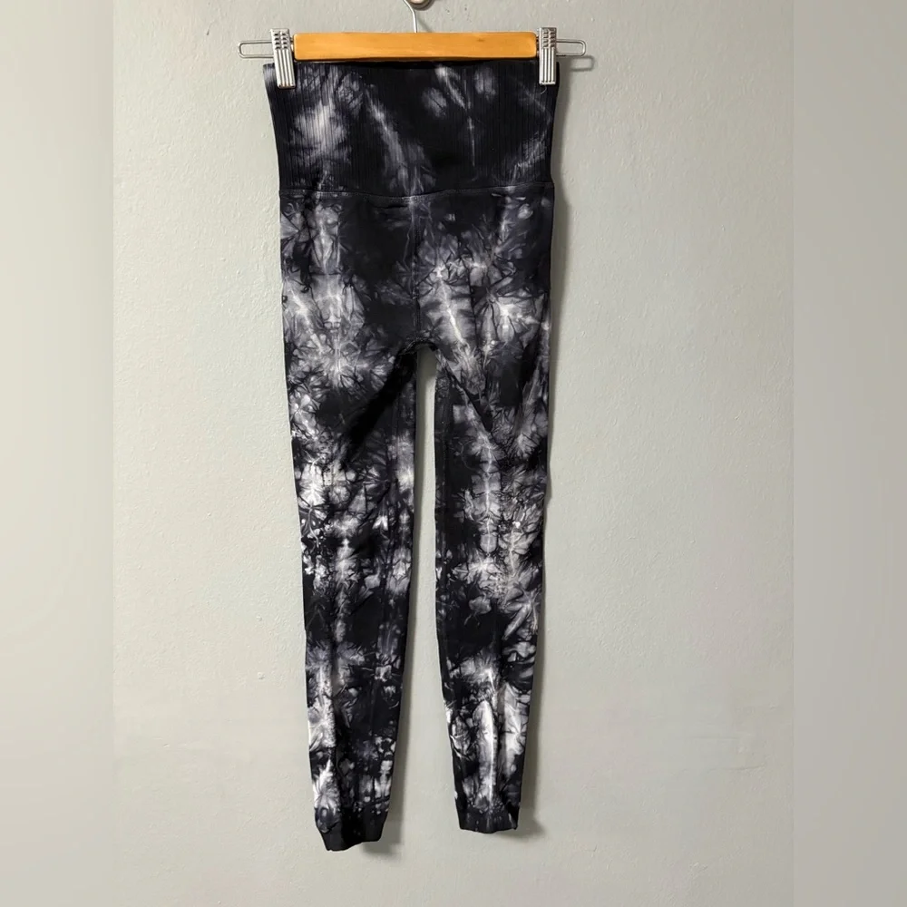 Free People Workout Bundle Good Karma Leggings and Black Tank Top. Size XS/S